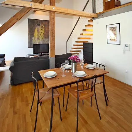 Apartman River View *